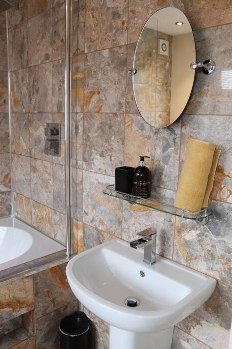 Cosy 3 Bedroom 2 Bathroom House With Parking Sheldon  Εξωτερικό φωτογραφία